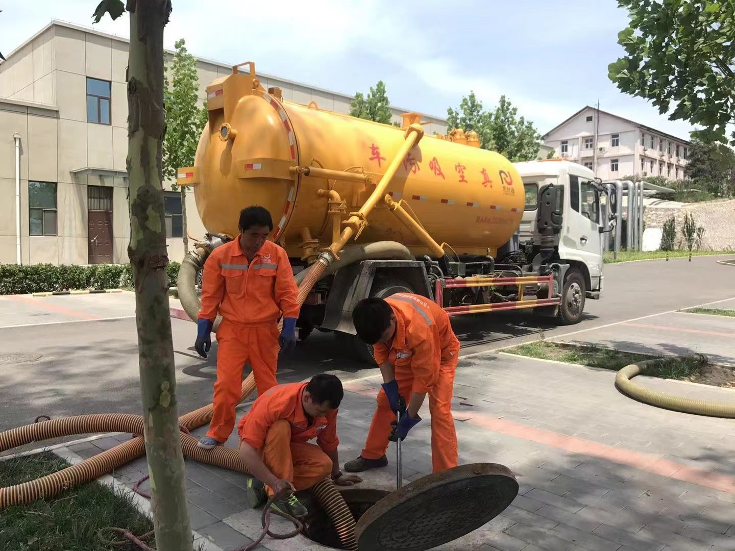 厦门化粪池清理与5-8吨吸粪车施工效率分析